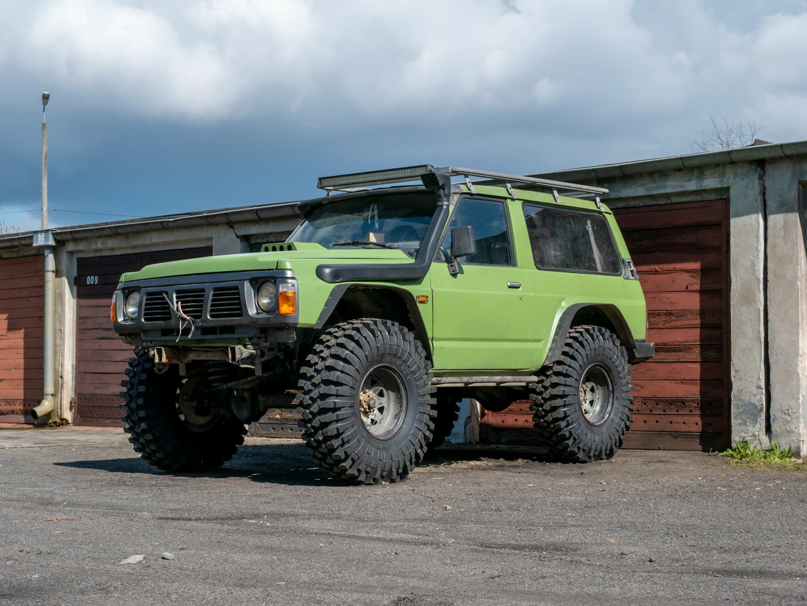 Tire Pressure Strategies for Off-Road Driving